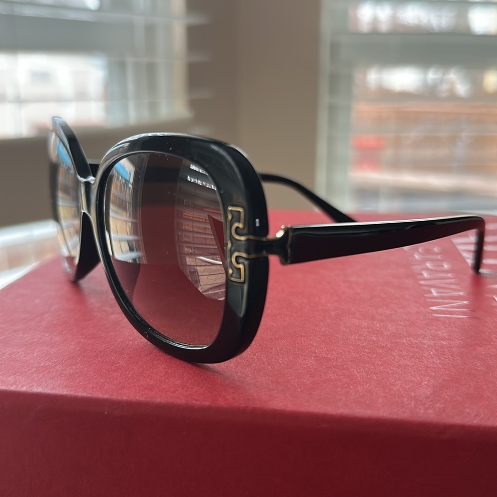 Tory Burch Black Frame Sunglasses with Brown Gradient Lenses - Picture 3 of 11